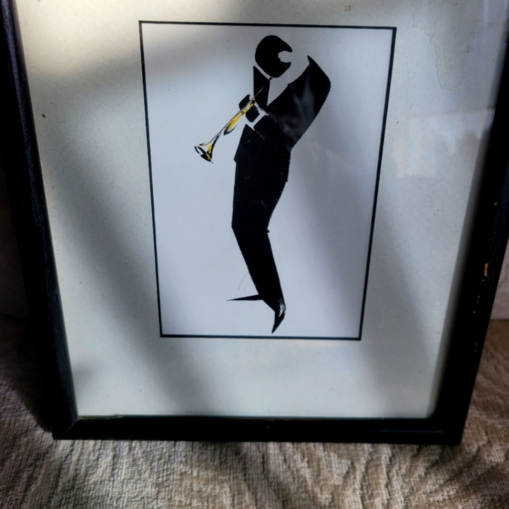 Shadow silhouette picture man playing jazz trumpet
